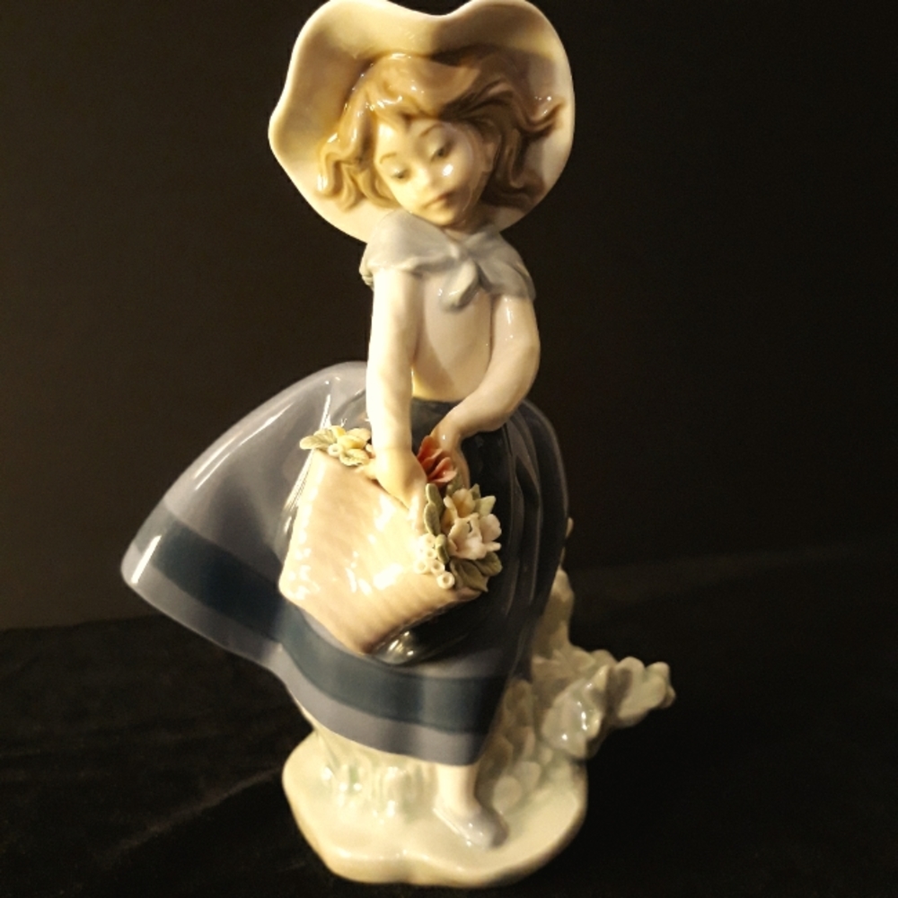 Lladro #5222 titled, Pretty Pickings